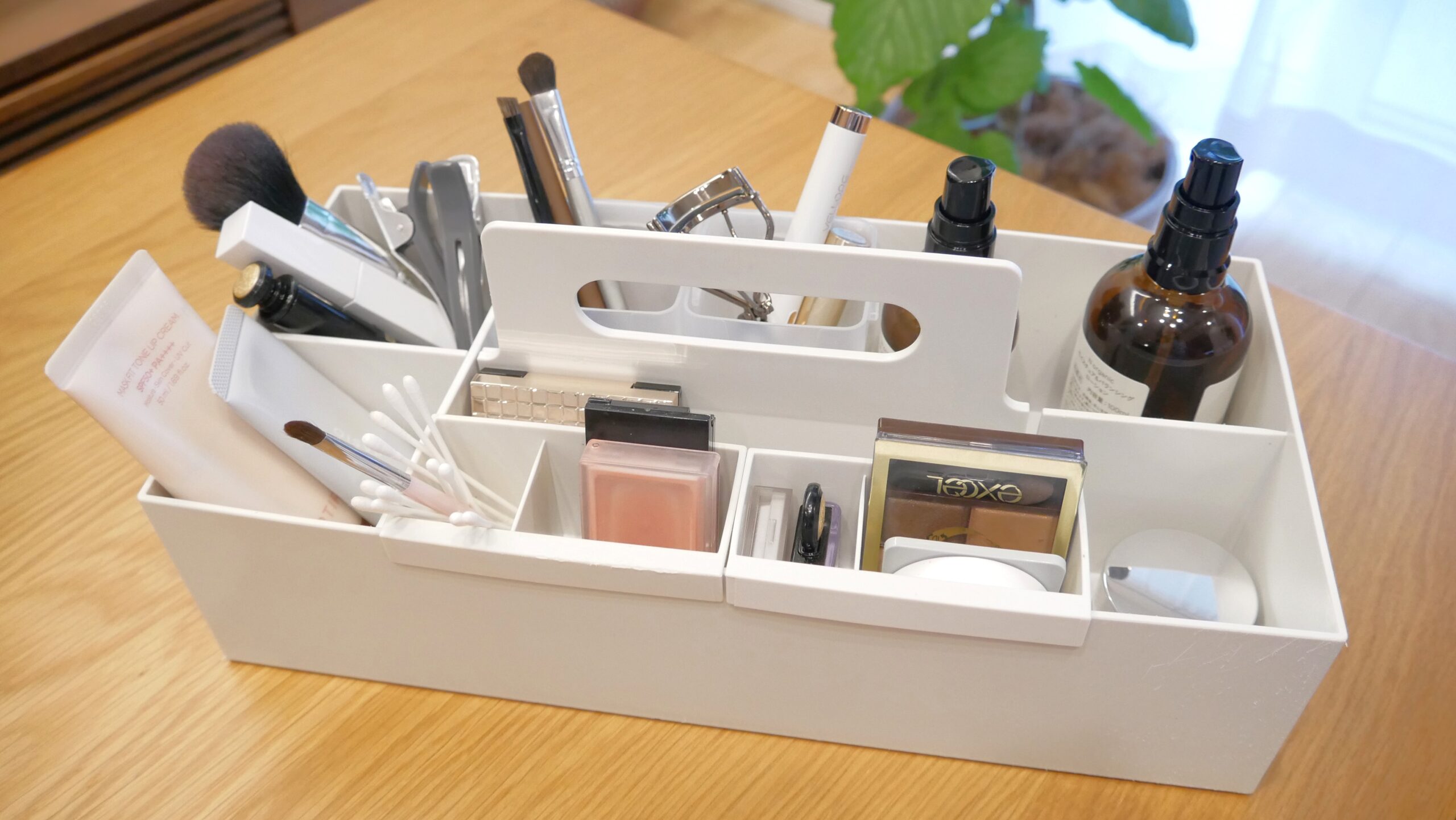 無印良品のポリプロピレン収納キャリーボックスに、メイク用品をまとめて収納している様子