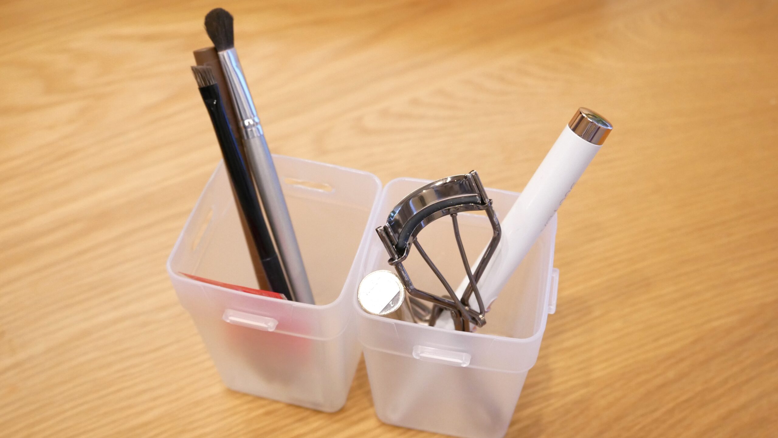 くつした整理カップを連結して、ブラシやシェーバーなどの細長いメイク道具を立てて収納している様子