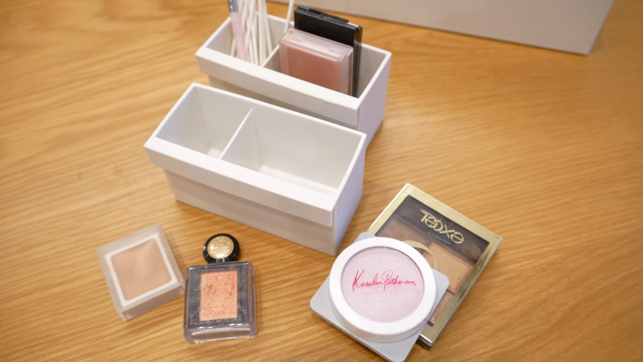 無印の仕切付ポケットに細かいメイクグッズを入れている様子