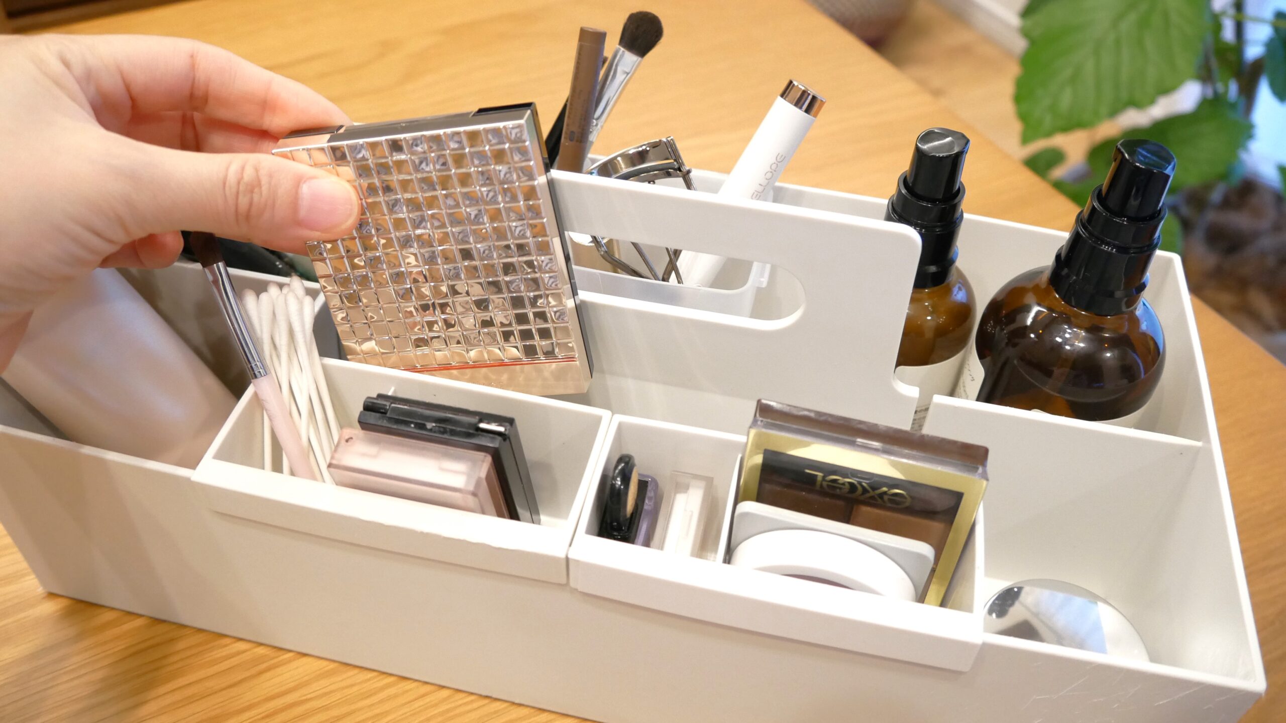 キャリーボックスのすき間に、パレットタイプのアイシャドウを立てて収納している様子