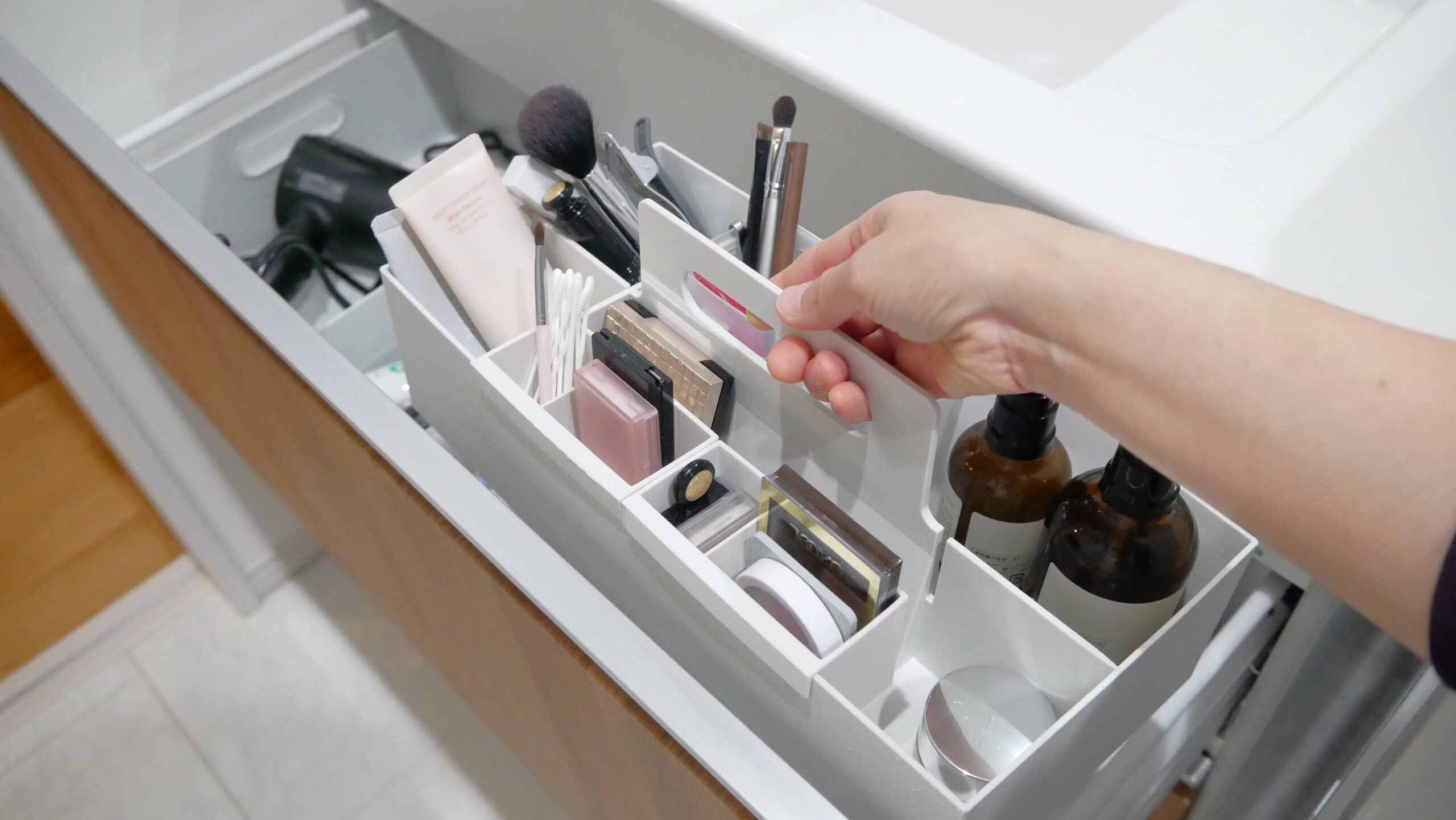 メイクボックスを洗面台の引き出しの手前側に収納している様子