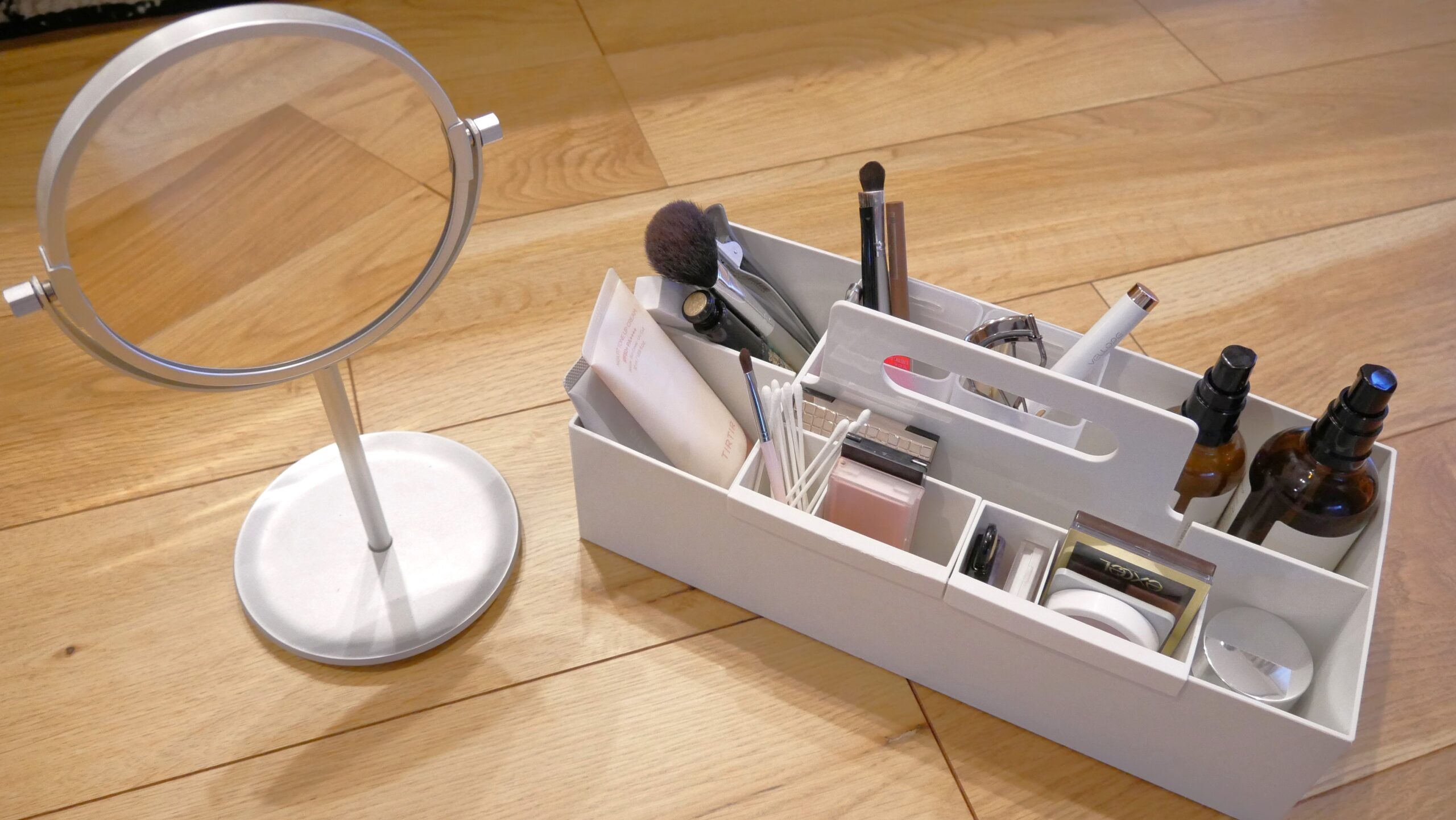 卓上鏡と無印良品のポリプロピレン収納キャリーボックス