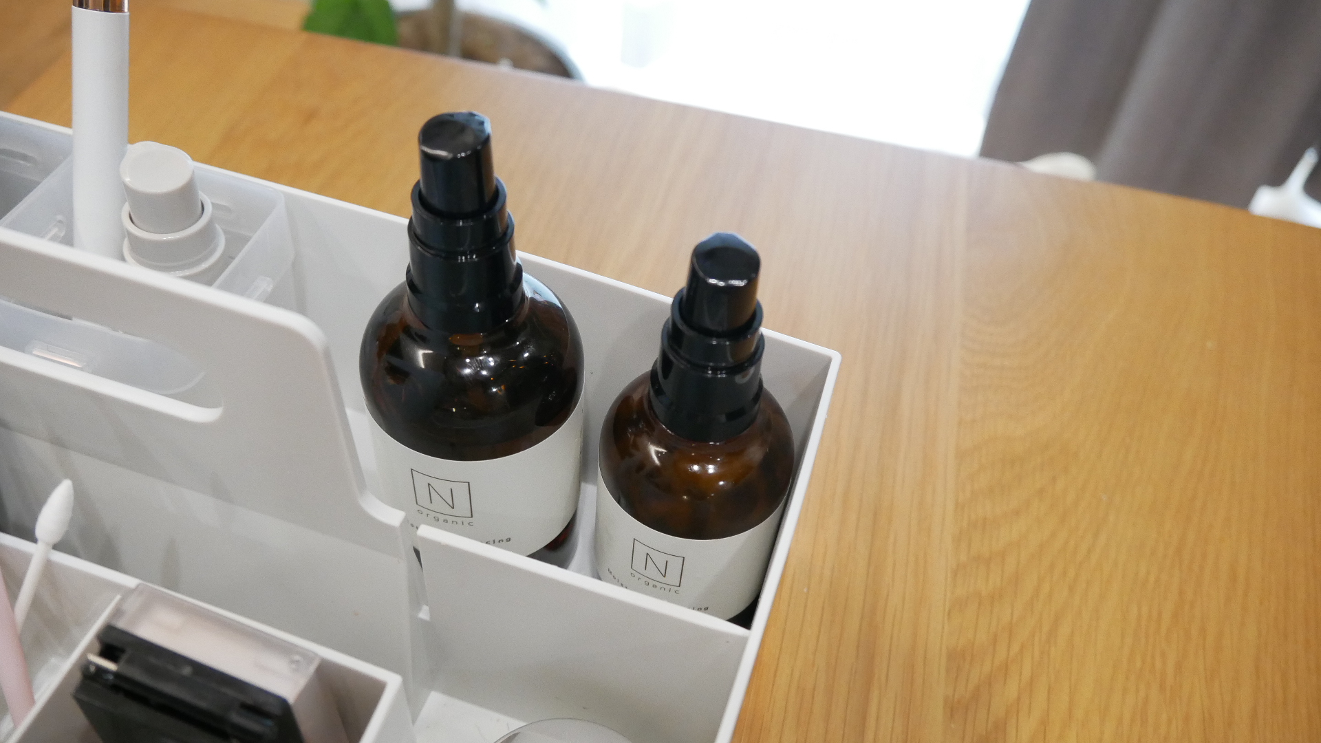 化粧水や乳液などのボトル類を、仕切らずにキャリーボックスに入れている様子