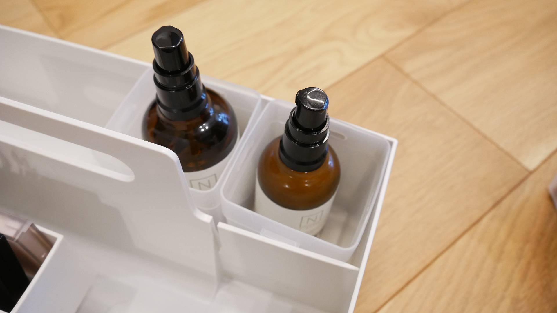 くつした整理カップMを使って化粧品ボトルを仕切っている様子