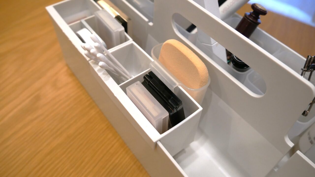 冷蔵庫用ポケットを引っかけて、ファンデーション用スポンジを収納している様子