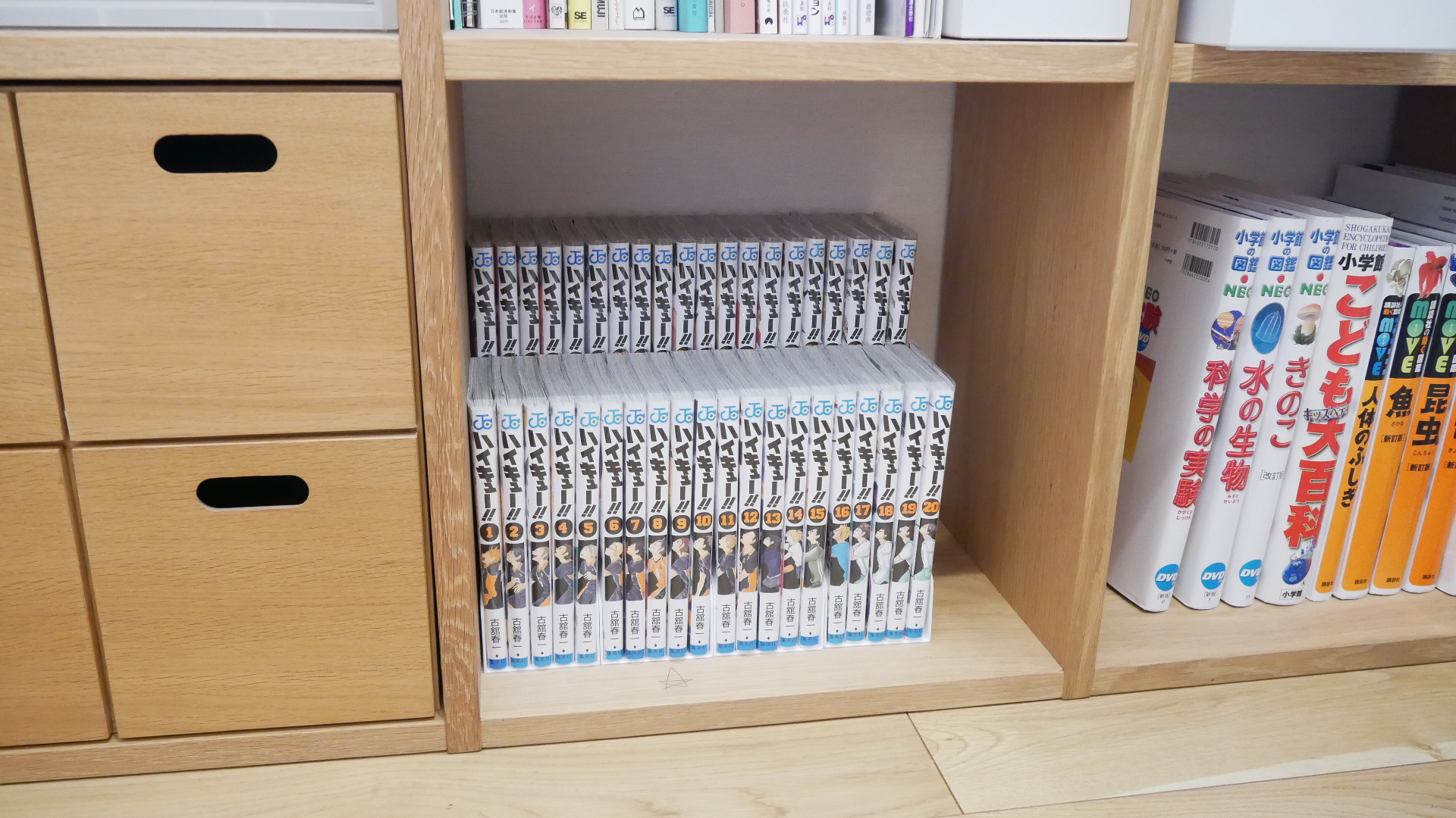 コミックを無印良品:スタッキングシェルフに並べたところ