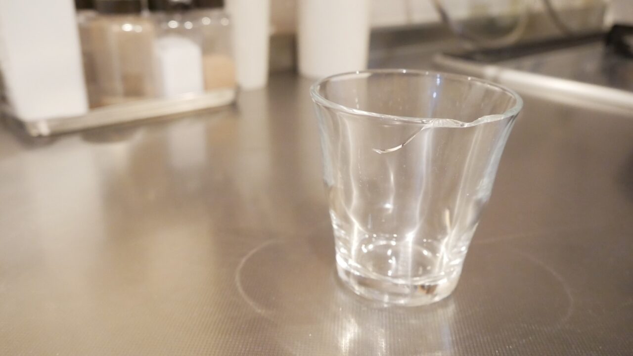 割ってしまったガラス製のコップ