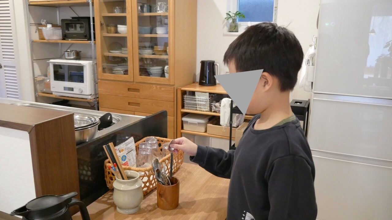 子どもが自分でカトラリーを手に取れるセルフコーナー