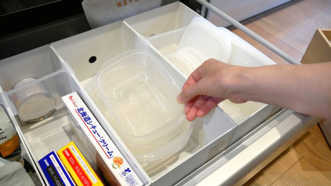 タッパーを重ねて収納すれば省スペースだし、取り出しやすい