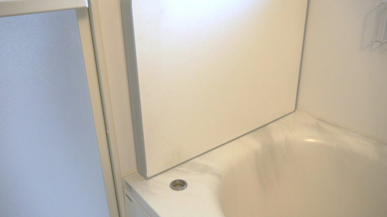 お風呂の端にフタを立てかけているところ