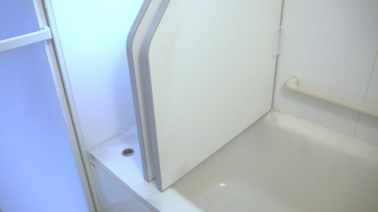 tower|マグネットバスルーム風呂蓋ドライハンガーを使って建てると通気性が良い