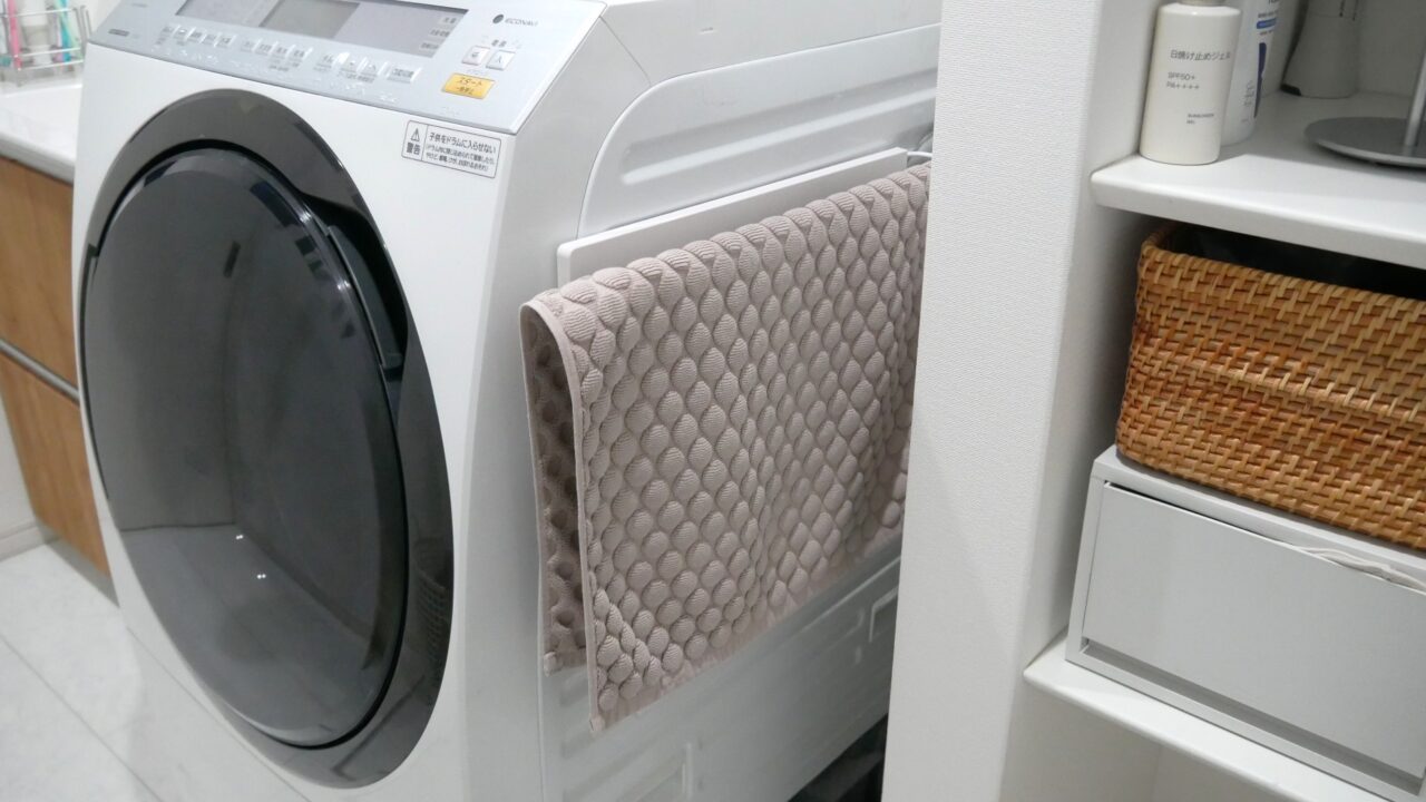 アスベル|洗濯機につくバスタオル・マット掛けはシンプルなデザインでなじみやすい