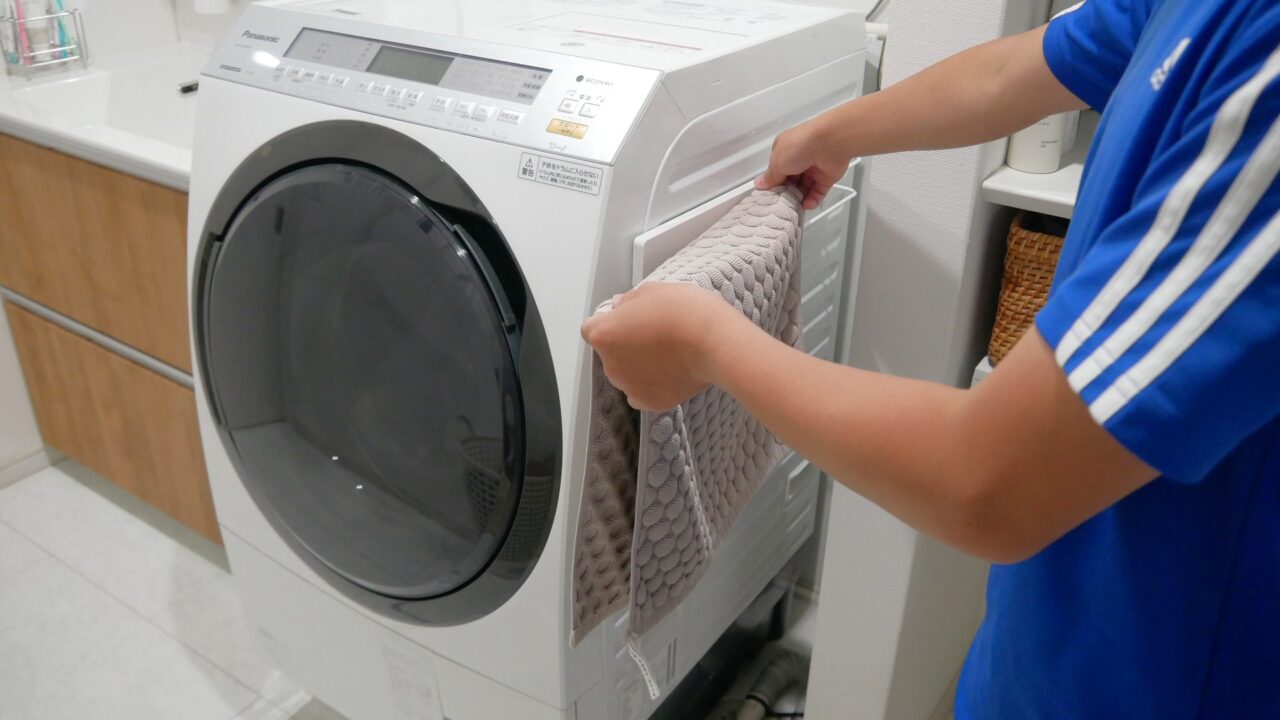 アスベル|洗濯機につくバスタオル・マット掛けはタオルを横から滑り込ませrことができるから便利