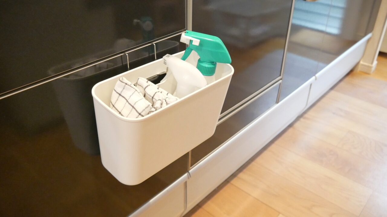 吊るしても使える 薄型収納ケースにきっちの洗剤やウエスを収納