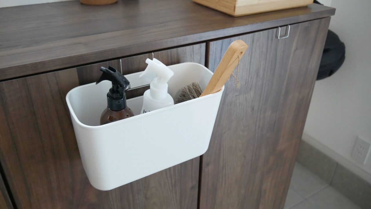 吊るしても使える 薄型収納ケースに玄関の靴ブラシやスプレーなどの小物を収納
