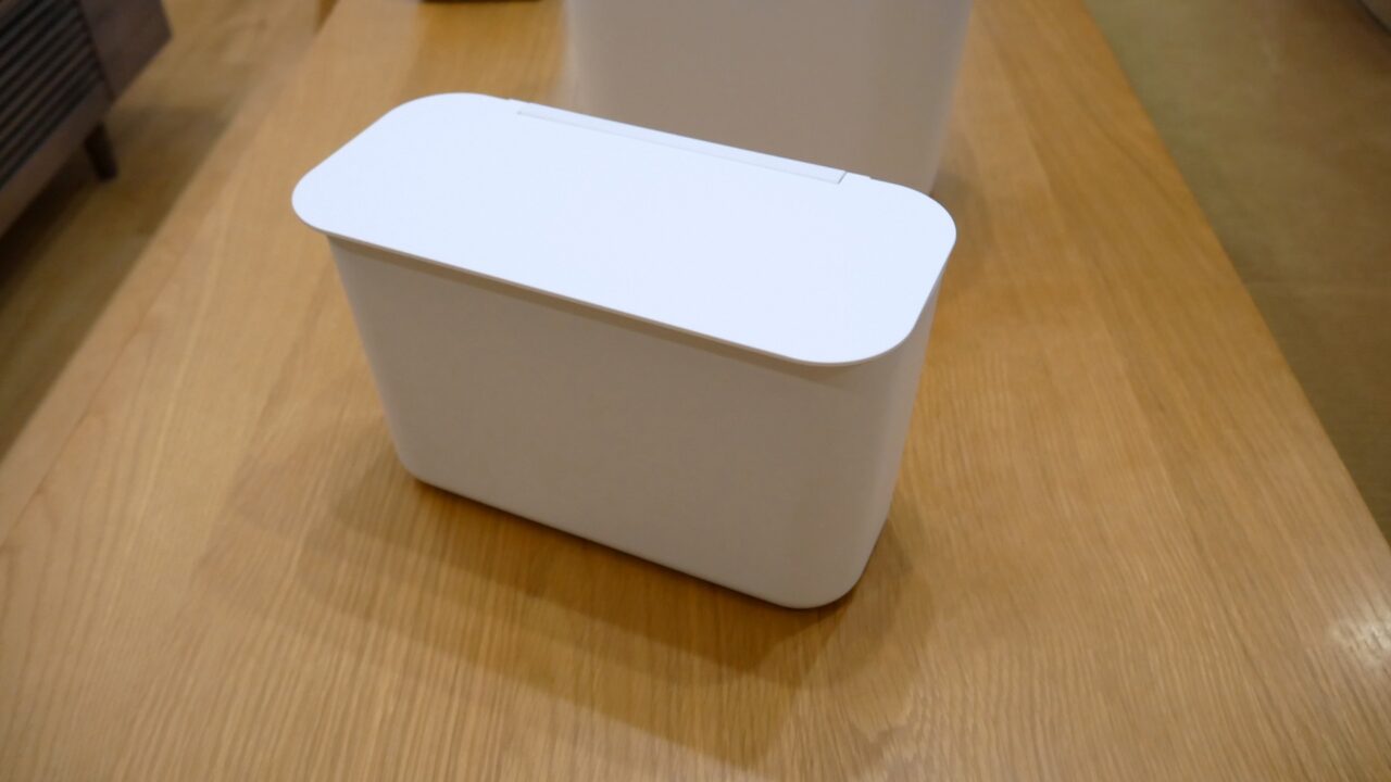 無印良品:パイン材ユニットシェルフのフタをかぶせるとスッキリ