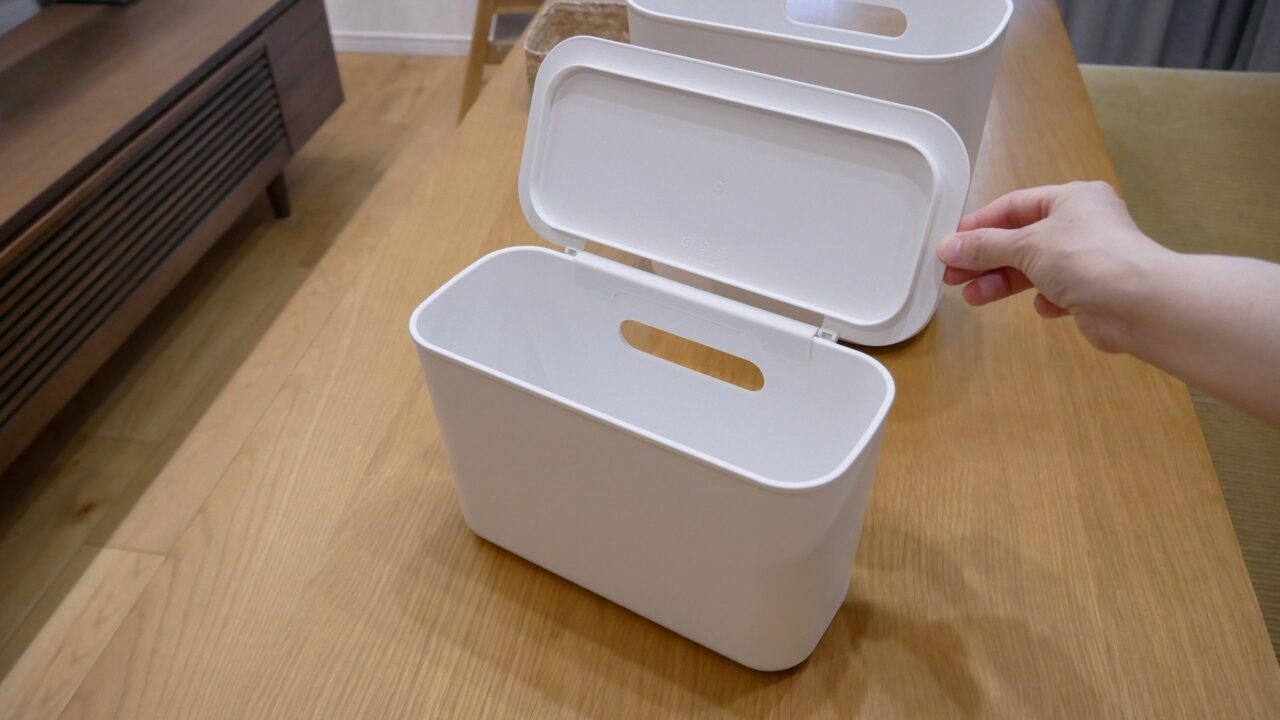 無印良品:パイン材ユニットシェルフおすすめポイントまとめ(フタを開けているところ)