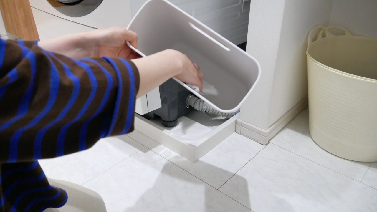 吊るしても使える 薄型収納ケースは中が凸凹していないので掃除しやすい