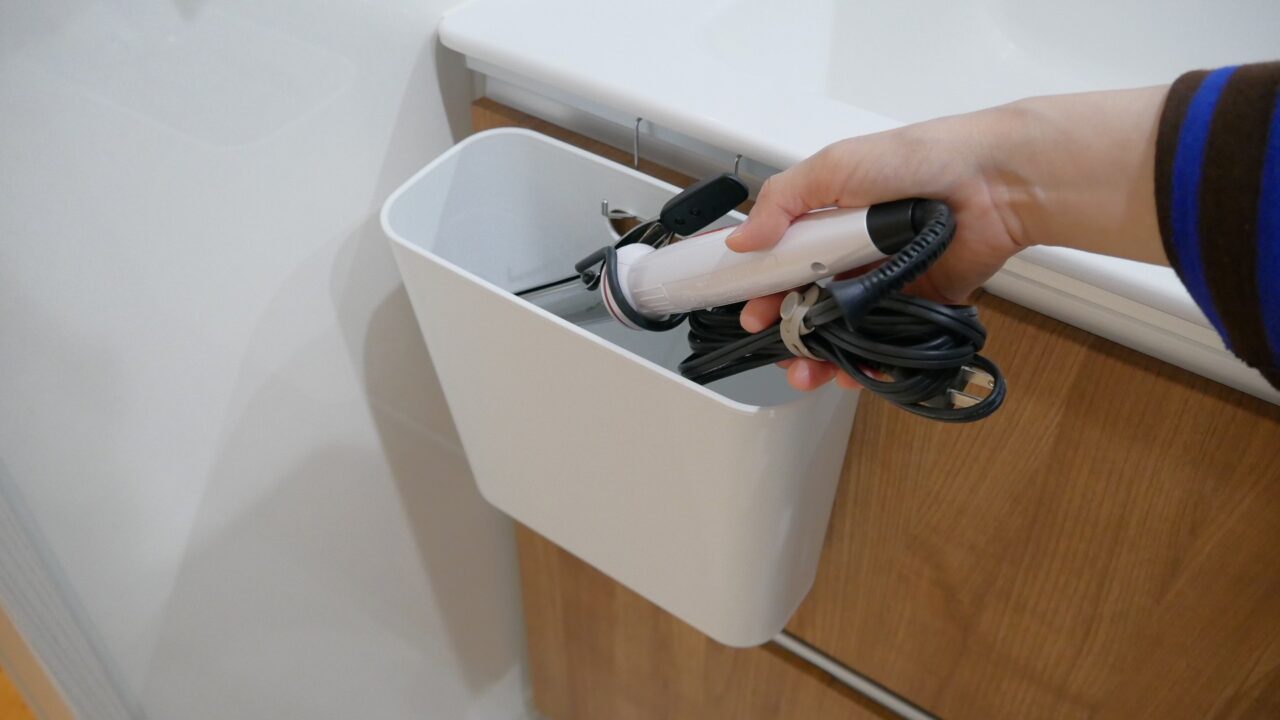 吊るしても使える 薄型収納ケースを洗面所でドライヤー、ヘアアイロン収納として