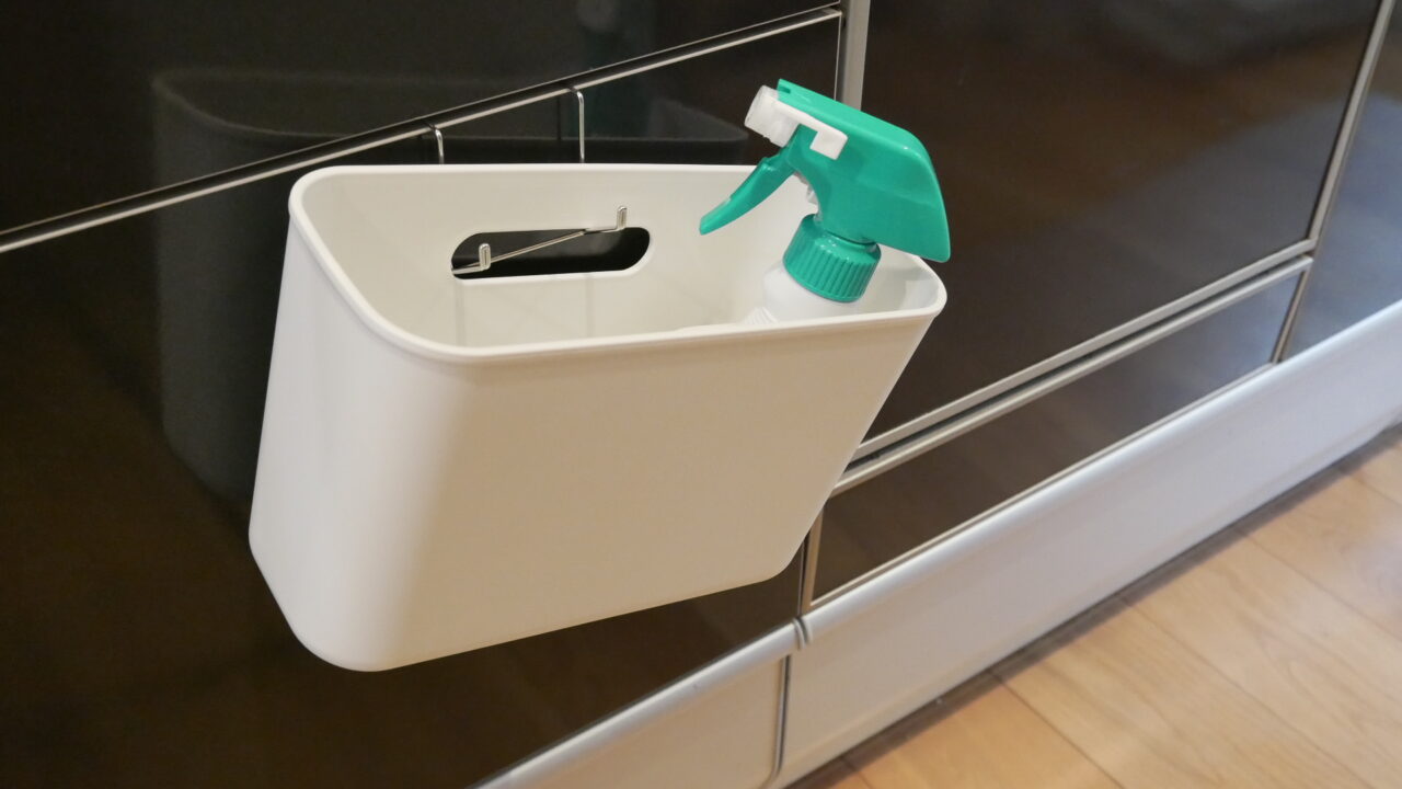 無印良品:パイン材ユニットシェルフには片方だけ重たいと傾いてしまうことも。