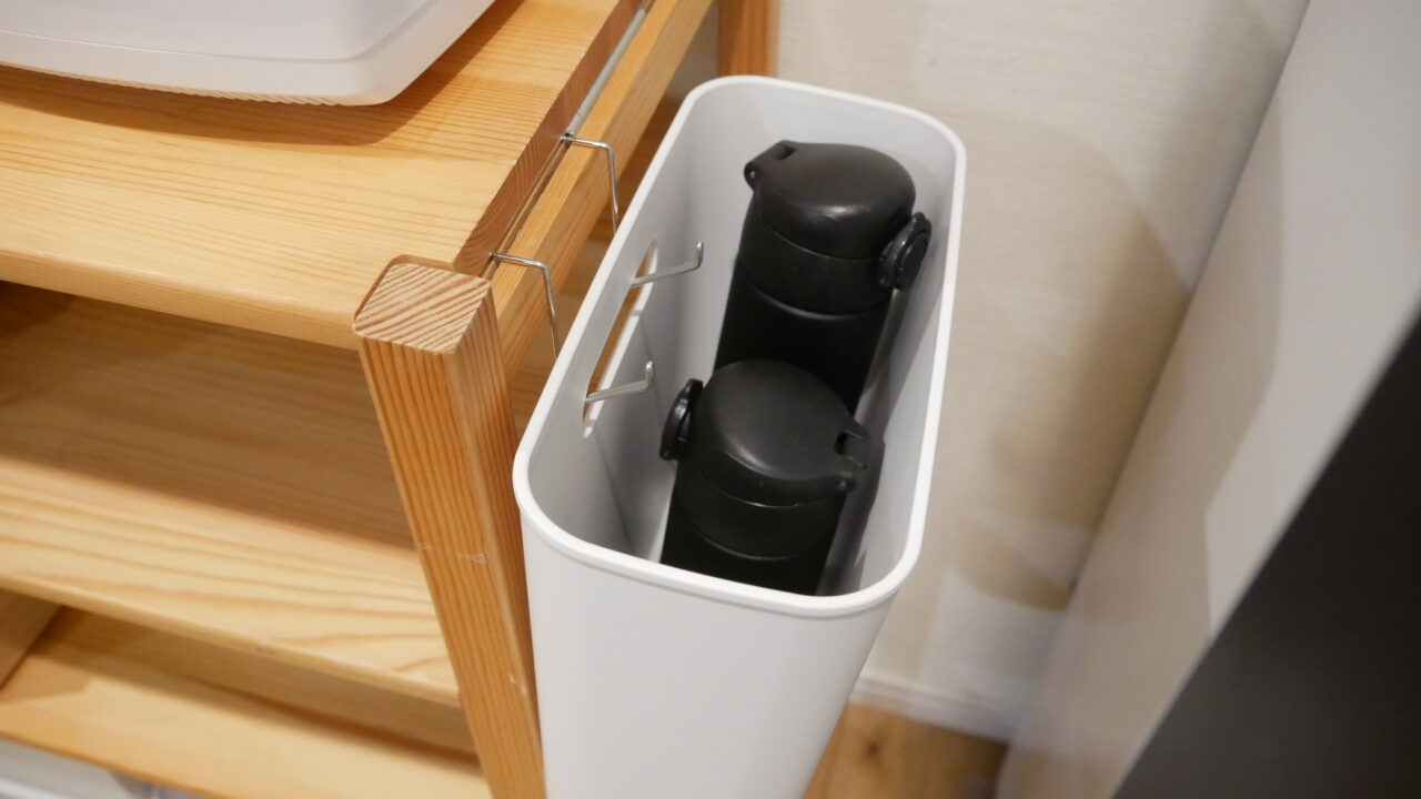 無印良品:パイン材ユニットシェルフに吊るしても使える 薄型収納ケースを設置