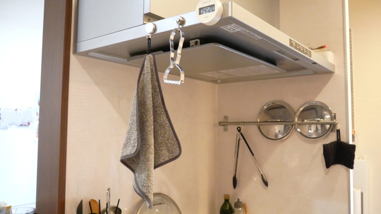 アッタラの油汚れクロスを換気扇のフックに吊り下げて収納している様子。風通しがよく乾きやすい。