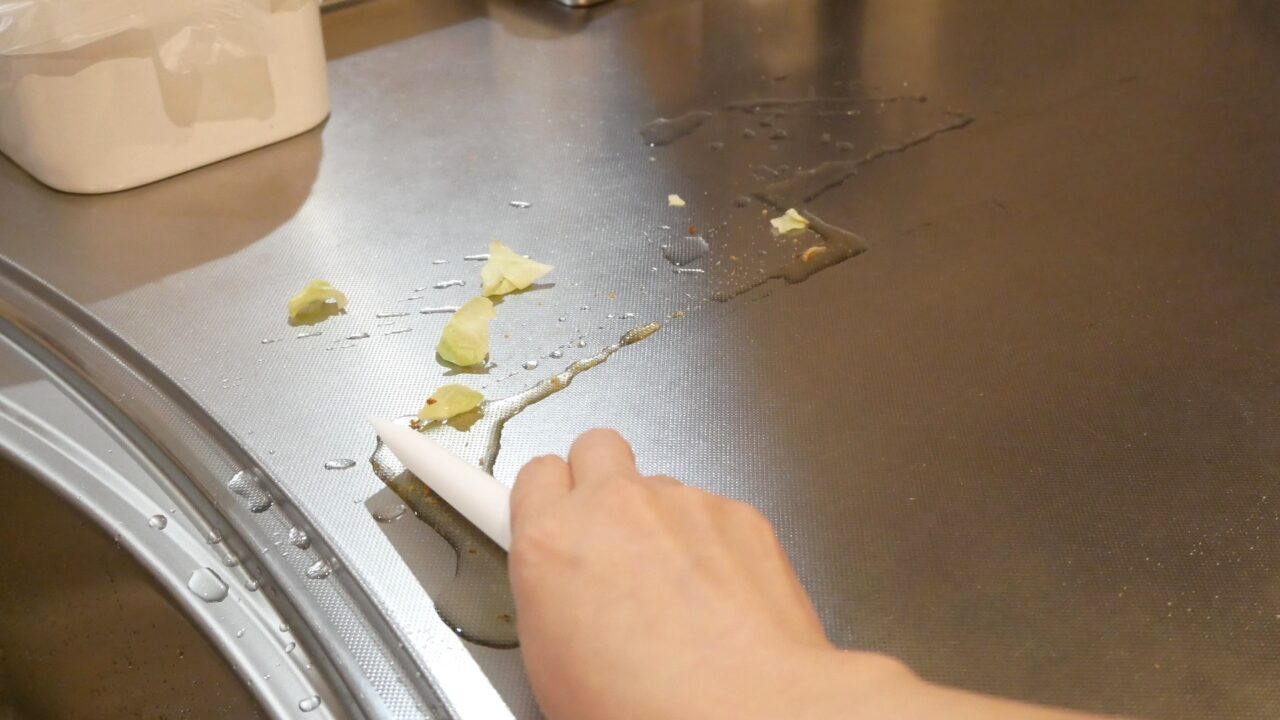 スキージーでワークトップの水気・汚れをスッと集めている様子。