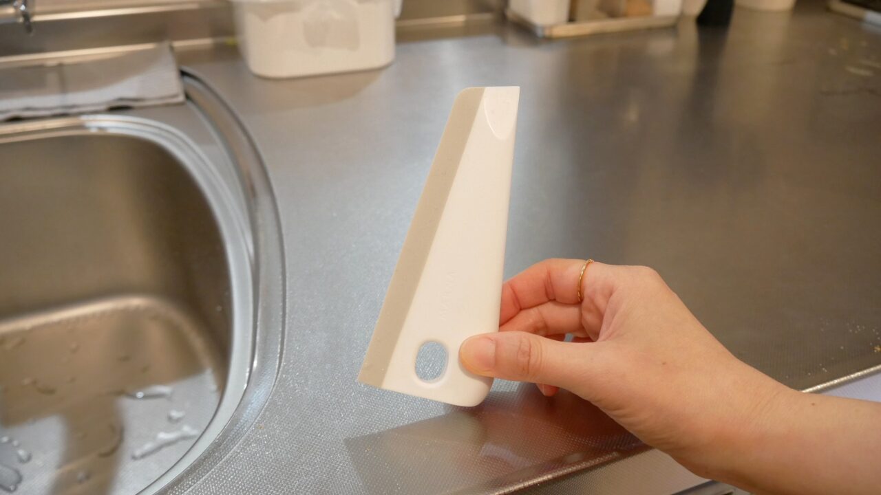 マーナのキッチンスキージー。白くてシンプルなデザインの掃除アイテム。