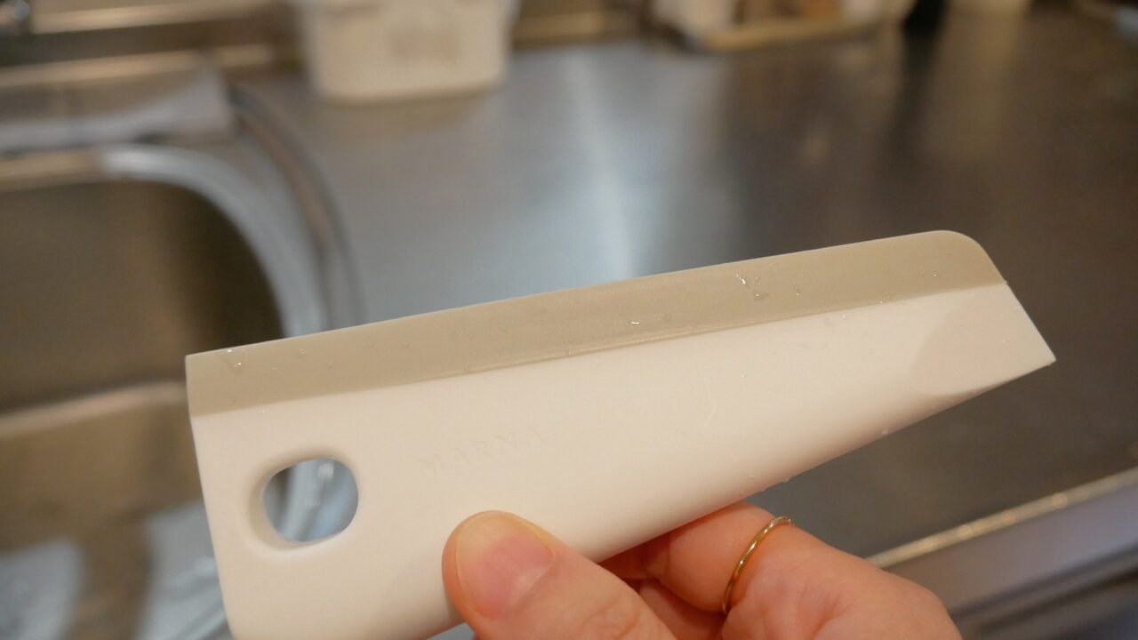 シリコンのような柔らかい素材で水切りしやすい形状