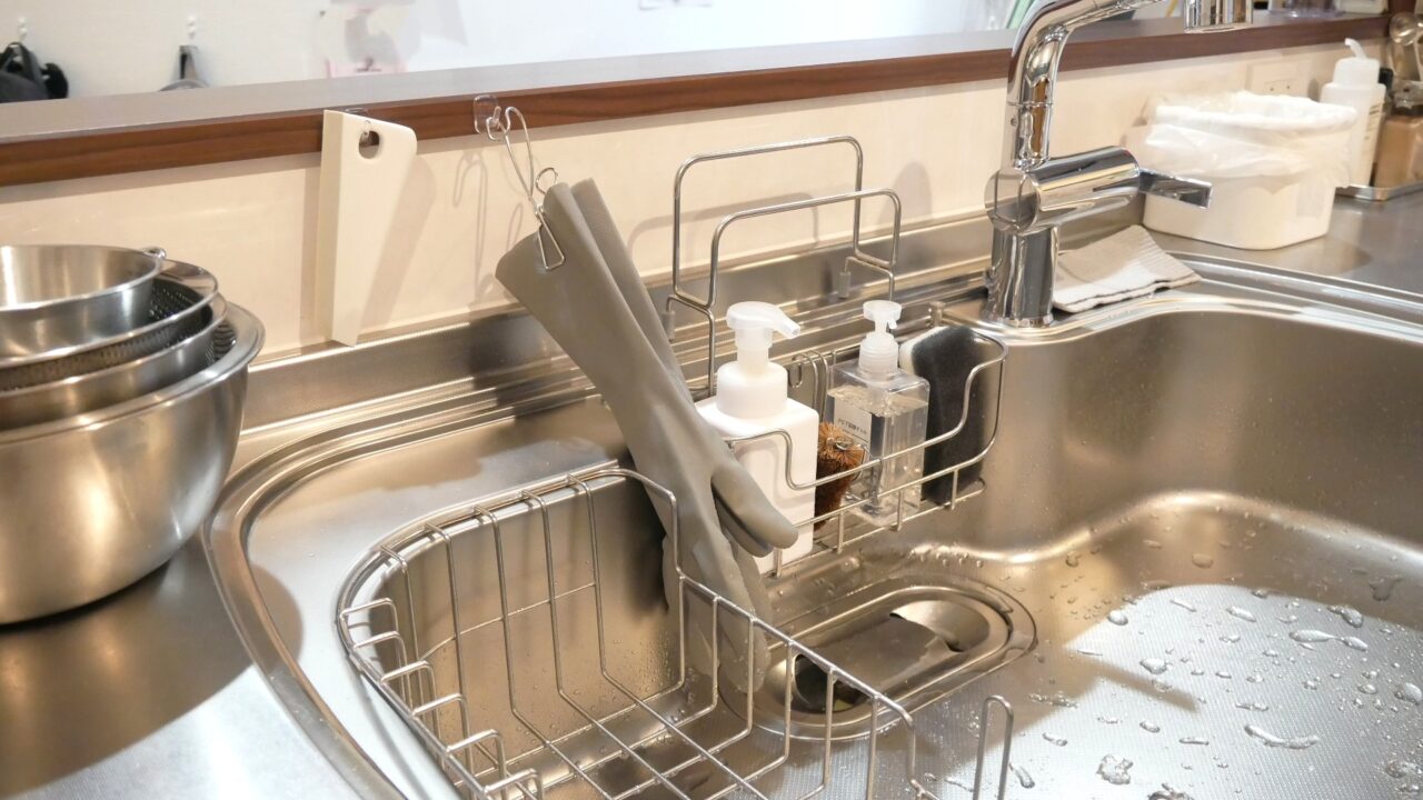 蛇口横のフックにキッチンスキージーを掛けて収納している。