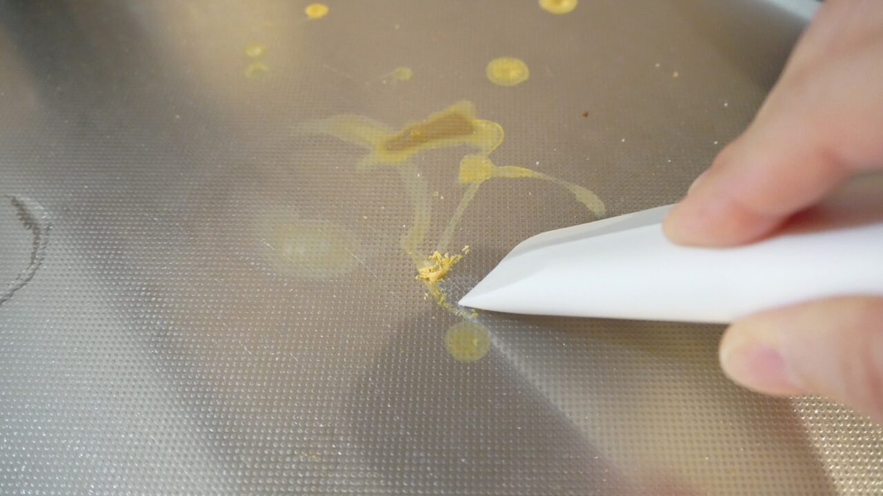 マーナのキッチンスキージーえおへらのように汚れを落としている様子