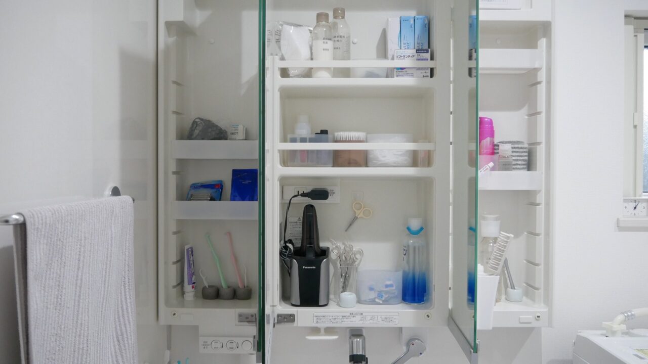 鏡うら収納のゾーン分け。左が夫、中央が家族共通、右が私のスペース。