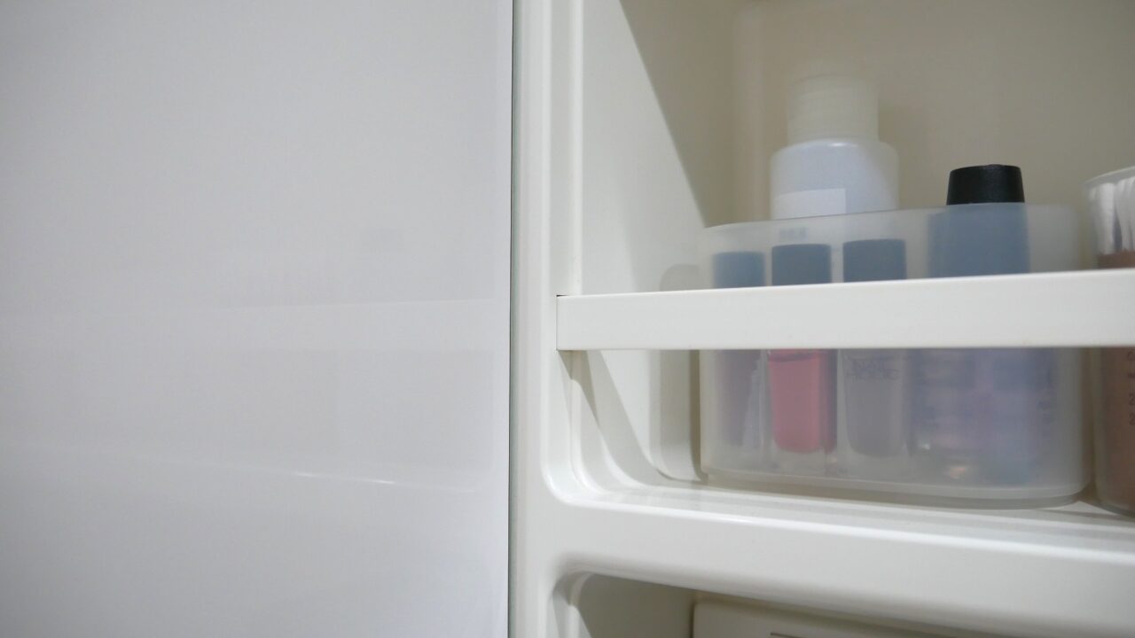 鏡裏収納に取り付けられた落下防止用のバー