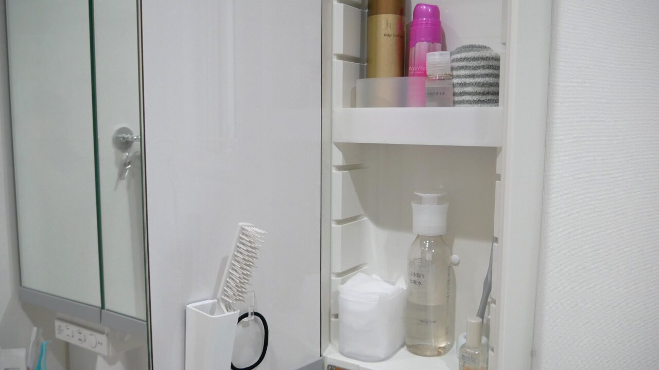 鏡裏収納に無印良品のコットン綿棒ケースを置き、中身が整って収まっている様子。