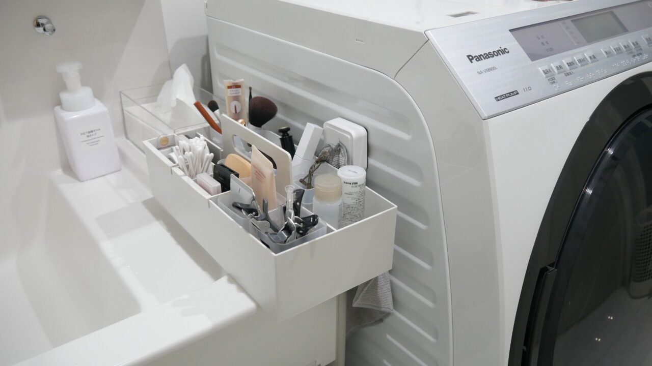 洗面台の横にキャリーボックスが置かれている様子