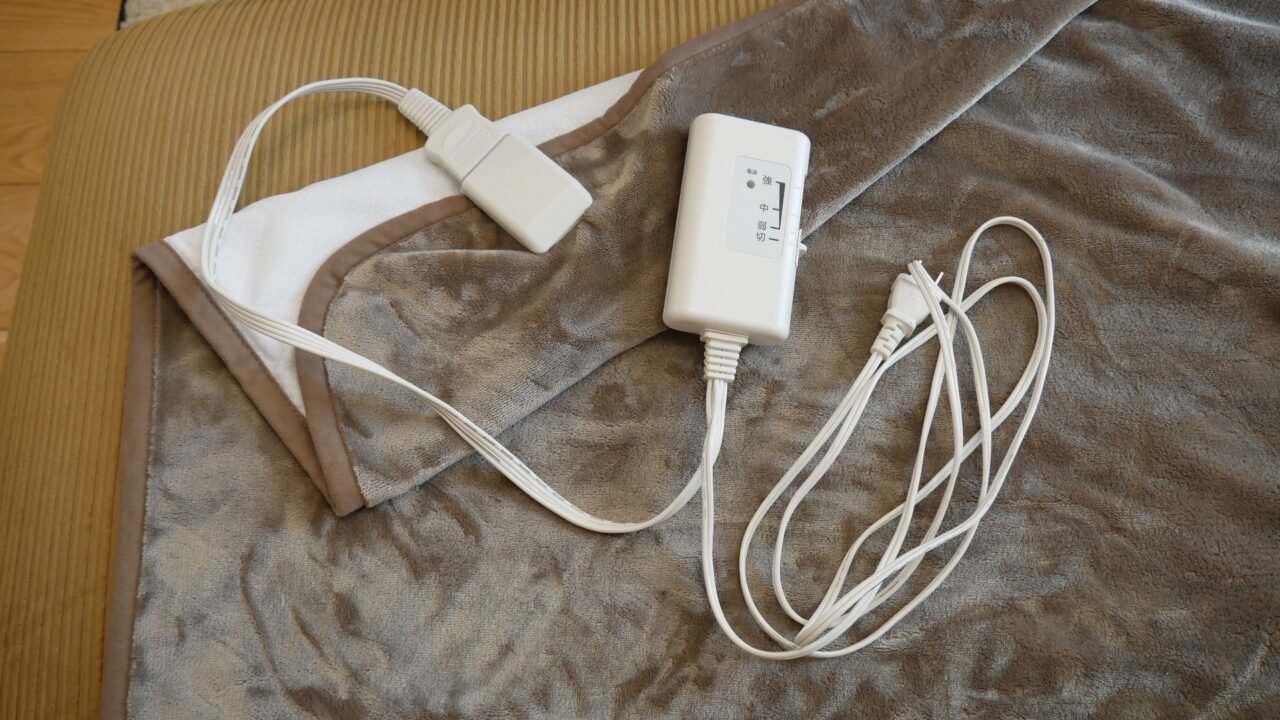 無印良品のホットシートの電源スイッチと温度調節部分