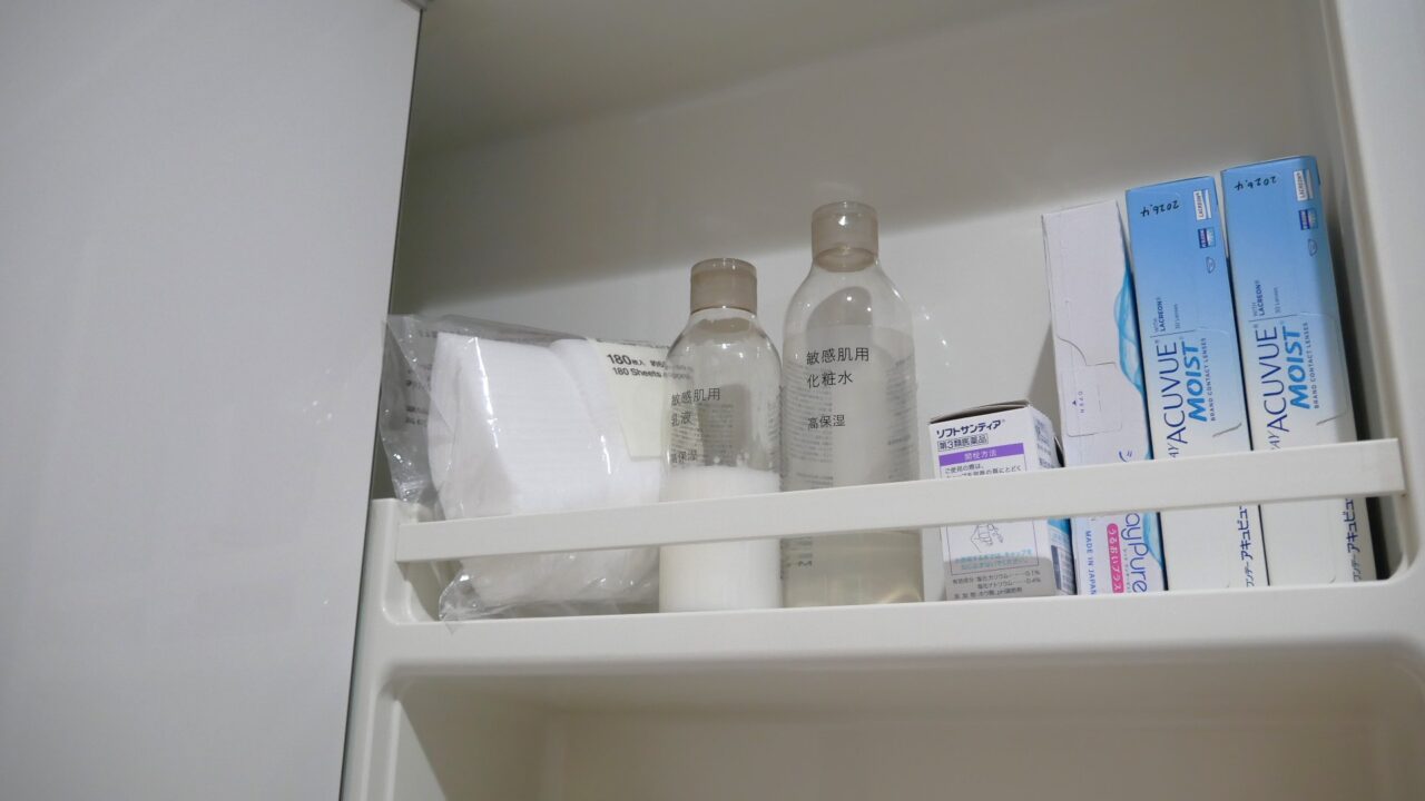 洗面台鏡裏の一番上の段。見にくい場所はストック置き場として活用