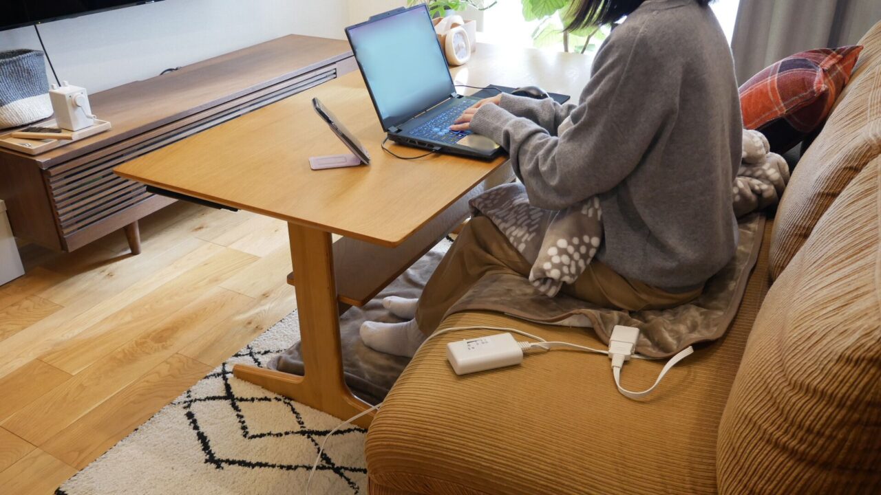 無印良品のホットシートをソファに敷き、足元をあたためている様子