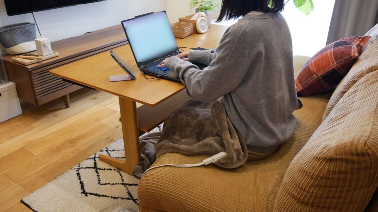 無印良品のホットシートをひざ掛けのように使い、足元をあたためている様子