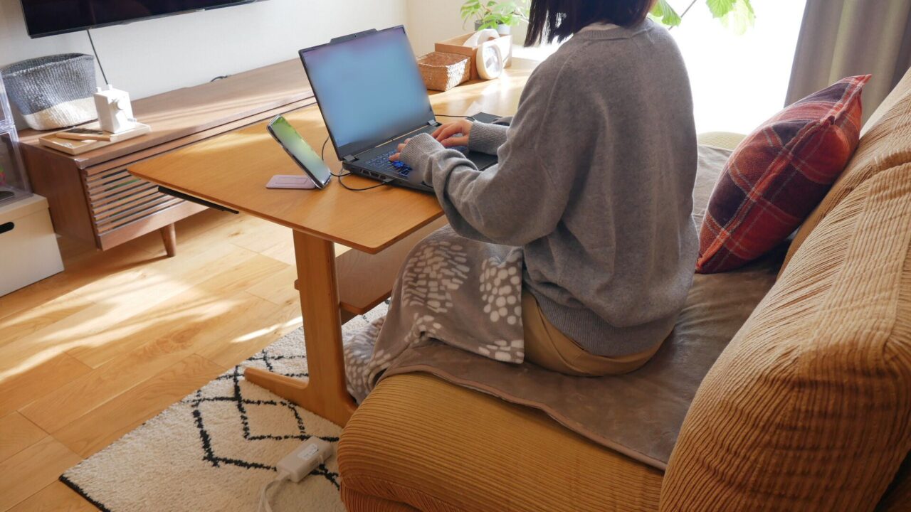 エアコンと併用してホットシートを使っている冬のリビングの様子