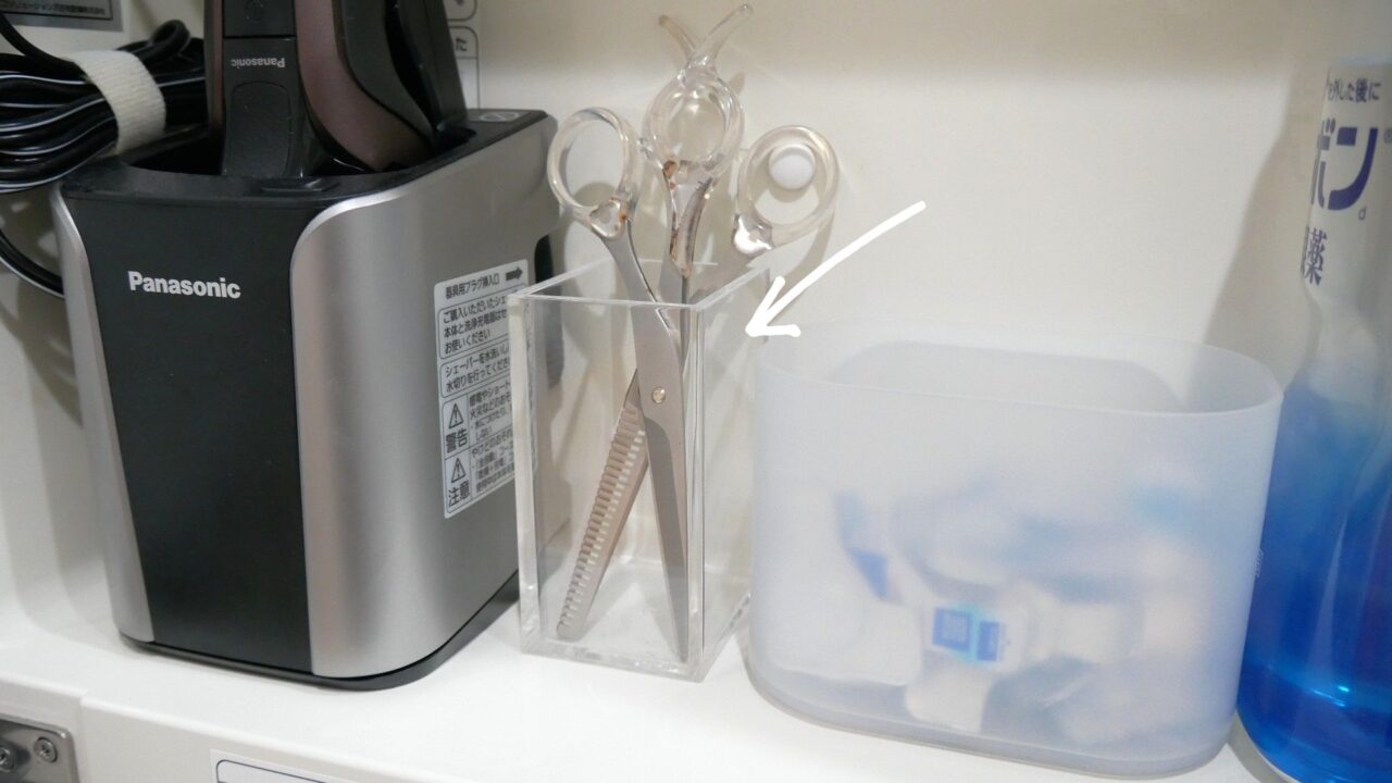 無印の「アクリルペンスタンド・小」に髪用カットばさみを収納している様子。