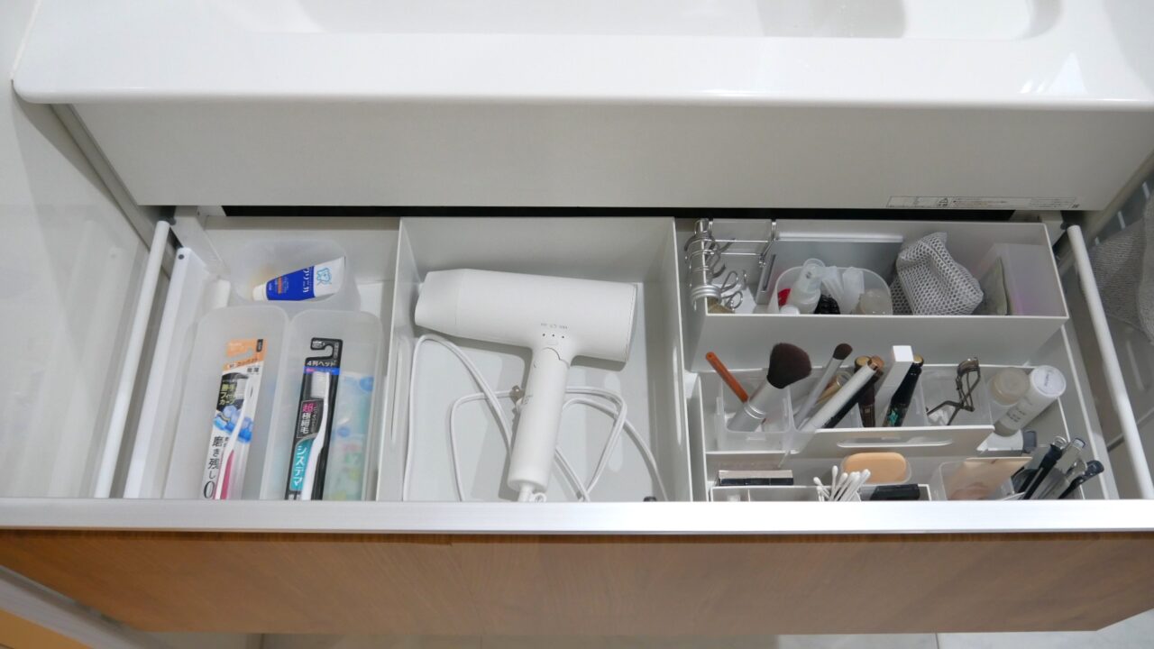 洗面台の引き出し上段。歯ブラシやドライヤー、メイク用品をまとめて収納