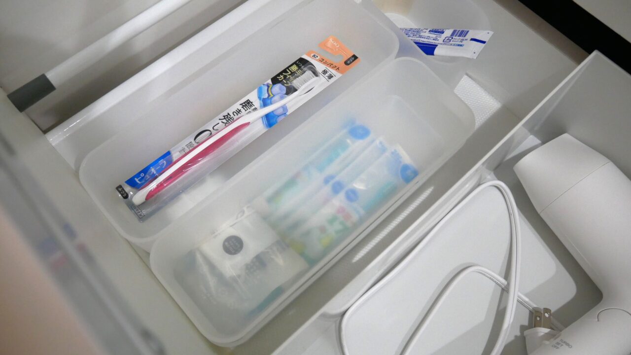 無印良品の半透明ポリプロピレン整理ボックス。重ねても中身が見える