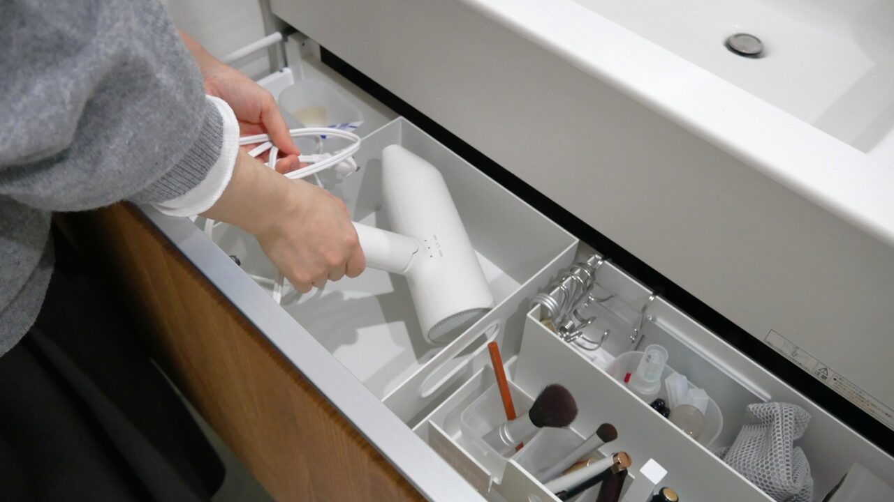洗面台の上段引き出しにドライヤーを投げ込み収納