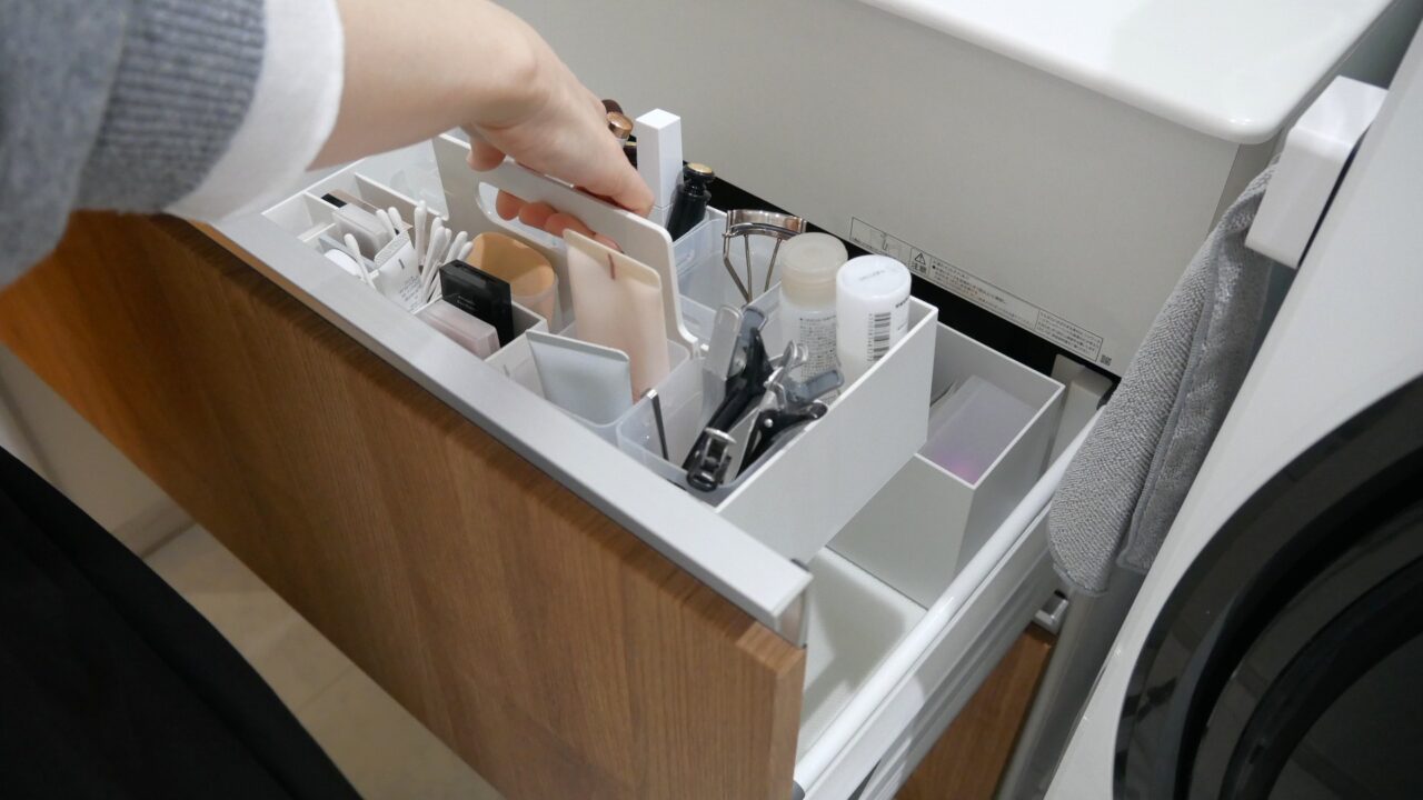 洗面台上段の引き出し。メイク用品を無印良品のキャリーボックスに入れて収納