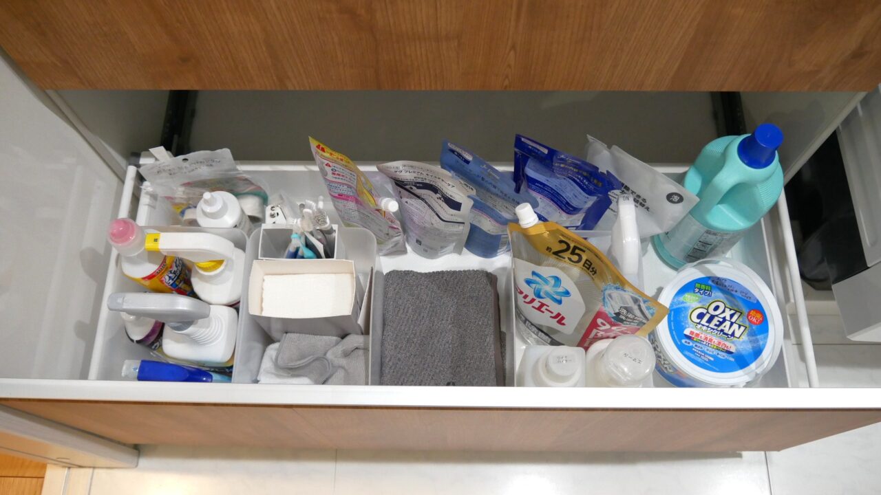洗面台の引き出し下段。洗濯用品と掃除用品、日用品のストックを収納