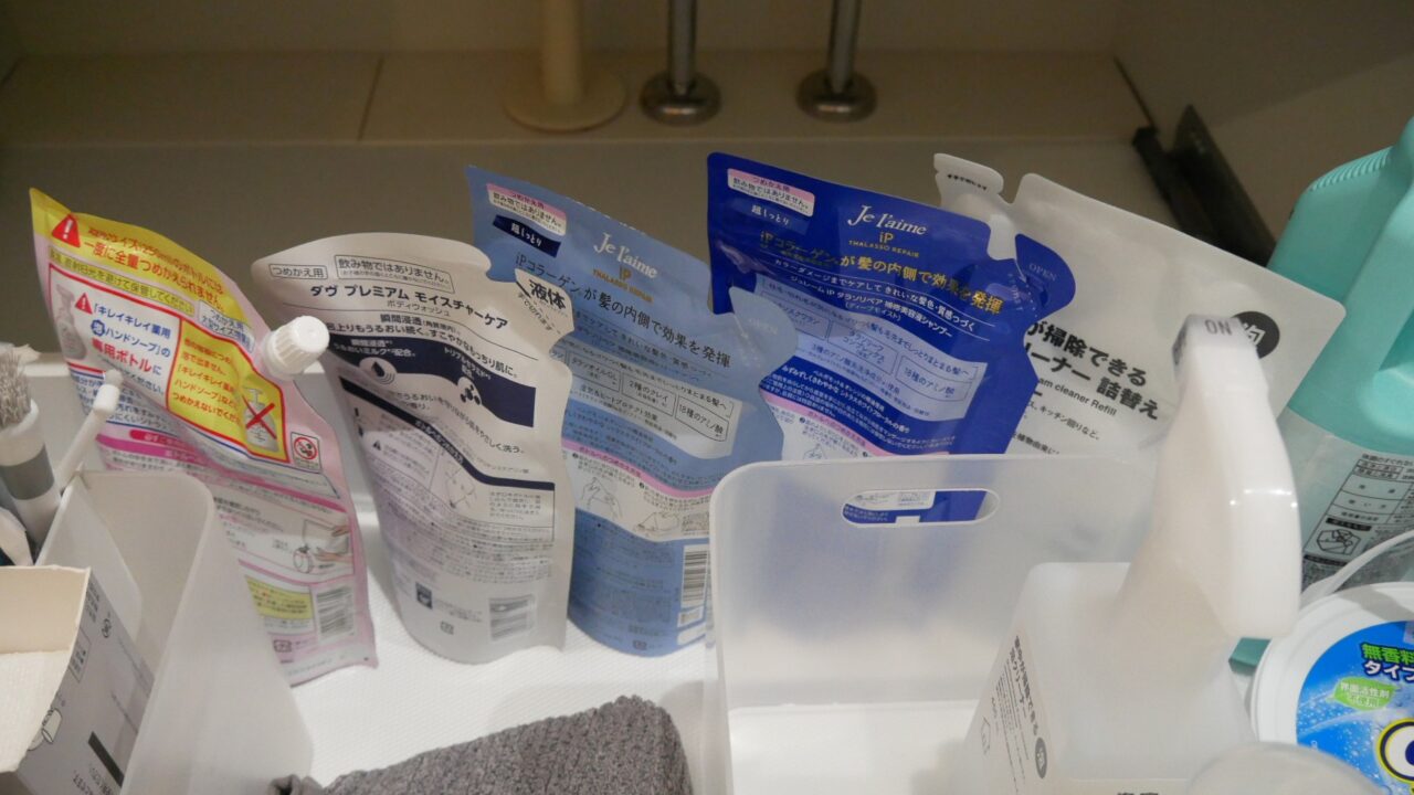 シャンプーやハンドソープのストックを洗面台の引き出し奥に並べて収納