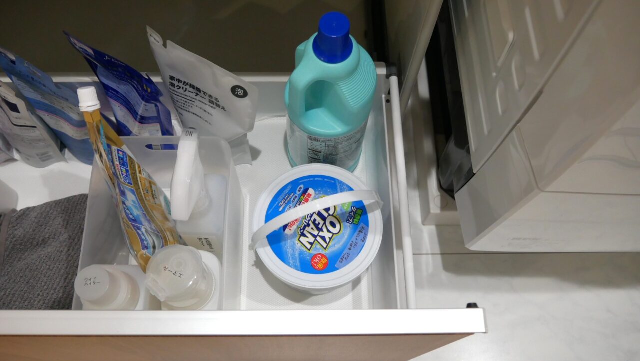洗面台引き出し下段。余白を残して大きめの洗剤ボトルやオキシクリーンのバケツを収納