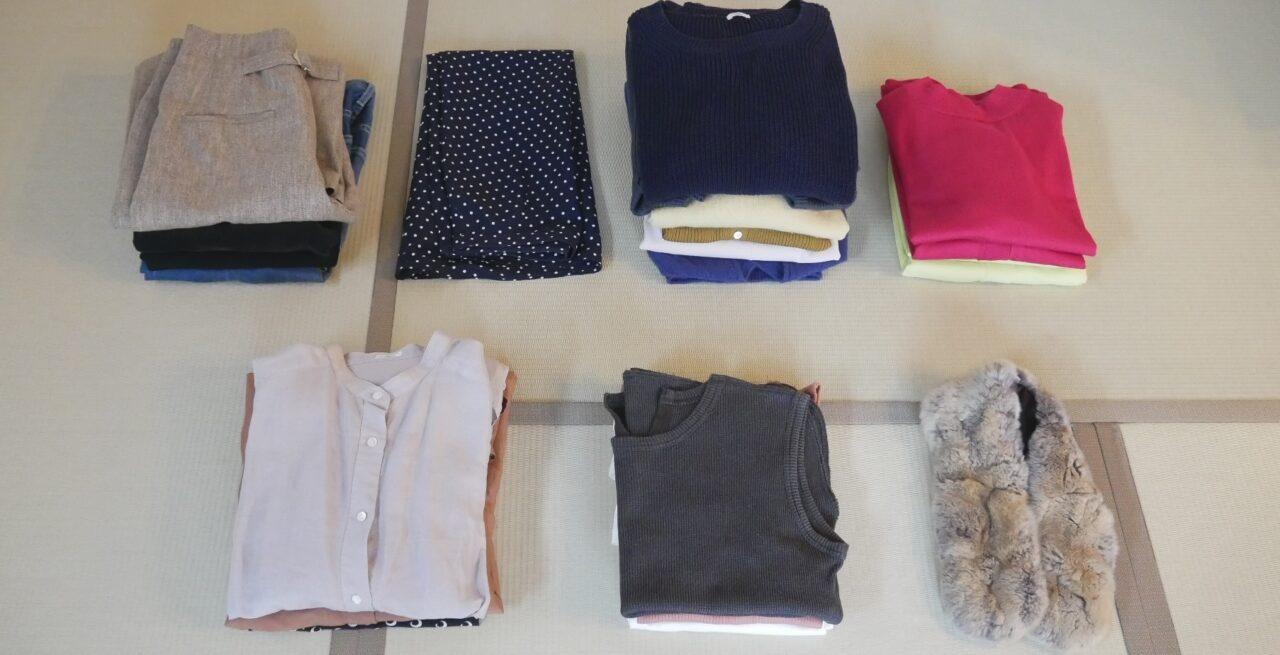 今回手放すブランド服をきれいに畳んで並べた様子