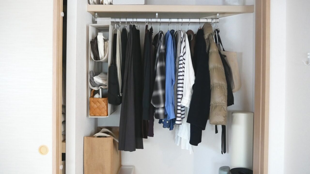 洋服を手放してすっきりと整ったクローゼットの様子